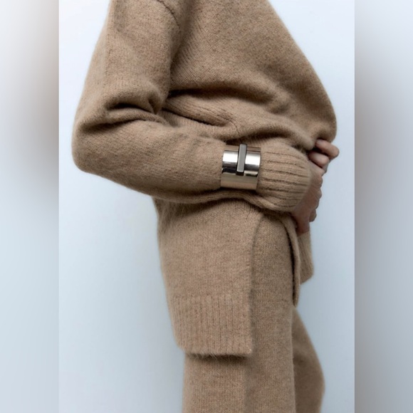 Zara OVERSIZED V-NECKLINE KNIT SWEATER - Picture 7 of 11